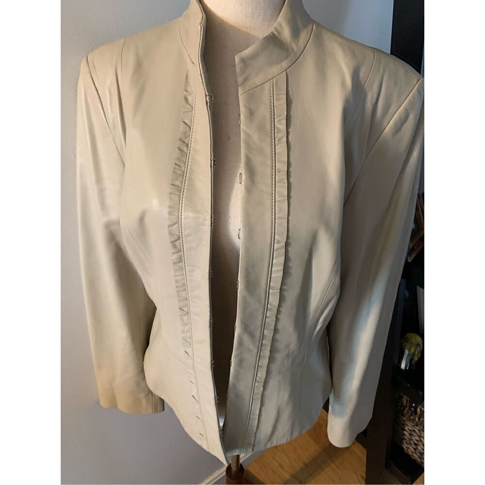 Tahari 100% leather jacket tan/cream size 10